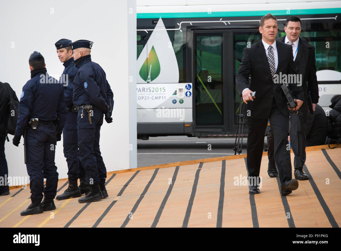 La polizia francese guardia come i delegati arrivano al COP21 Nazioni Unite vertice sul clima che si terrà a Parigi, Francia, 30 novembre 2015. Foto Stock