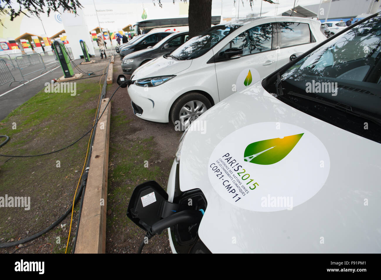 Una flotta di auto elettriche cariche nella parte anteriore fo la COP21 conferenza ONU sul clima che si terrà a Le Bourget, vicino a Parigi, Francia, 30 novembre 2015. Foto Stock