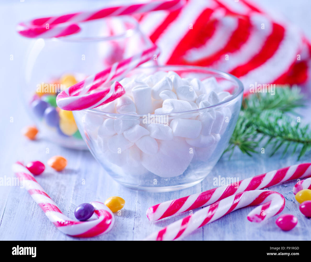 Un dolce di Natale e di decorazione su un tavolo Foto Stock