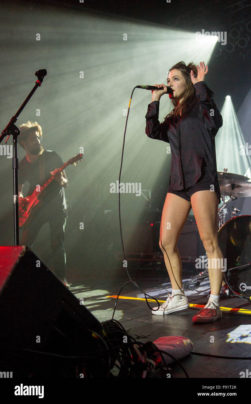 Milwaukee, Wisconsin, Stati Uniti d'America. Undicesimo Dec, 2015. Il cantante Meg Myers si esibisce dal vivo sul palco durante la FM 102/1 Big Snow Show X presso la sala da ballo aquile/il Rave a Milwaukee nel Wisconsin © Daniel DeSlover/ZUMA filo/Alamy Live News Foto Stock