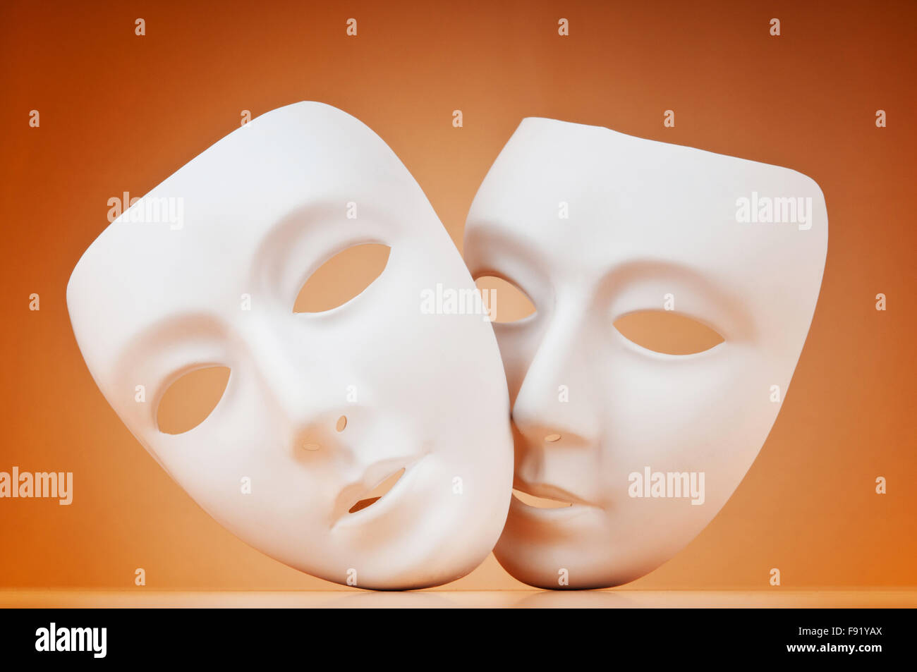 Concetto di teatro con maschere sullo sfondo Foto Stock