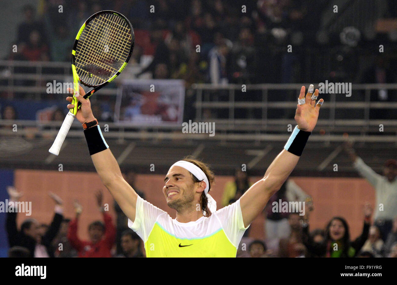 New Delhi, India. 12 Dic, 2015. Lo spagnolo Rafael Nadal di ace indiana celebra la vittoria durante gli Internazionali di Tennis Premier League (IPTL) contro Roger Federer svizzera di UAE Royals in New Delhi, India, 12 dicembre, 2015. Ace indiano ha vinto 30-19. © Stringer/Xinhua/Alamy Live News Foto Stock