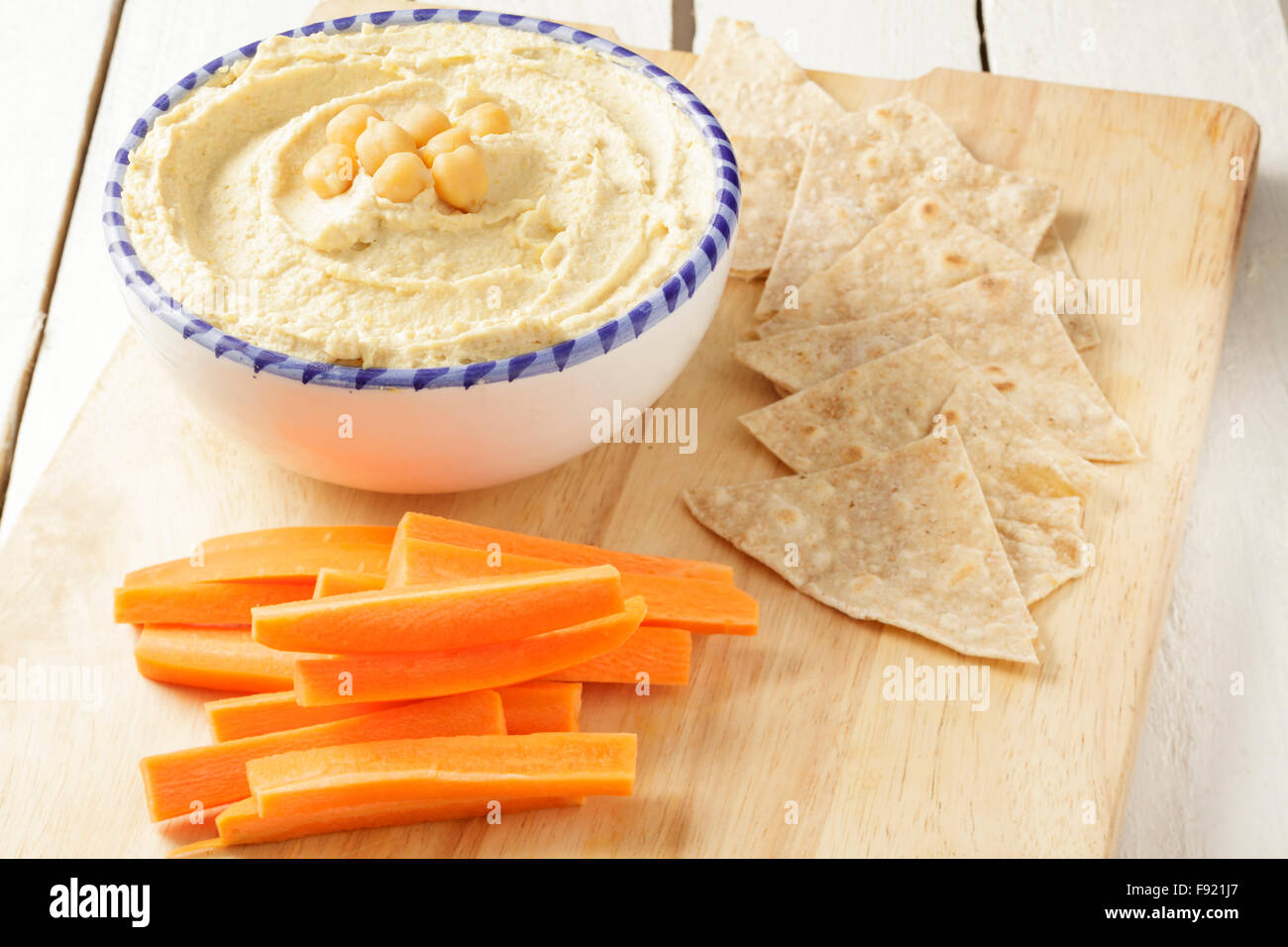 Hummus e bastoncini di carote con flatbread Foto Stock
