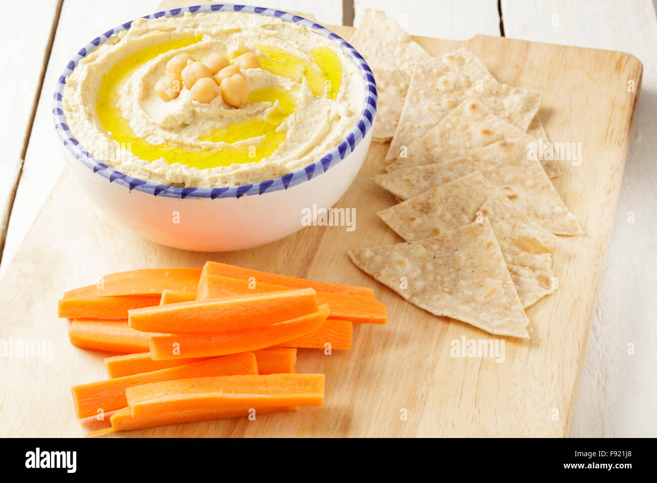 Hummus e bastoncini di carote con flatbread Foto Stock