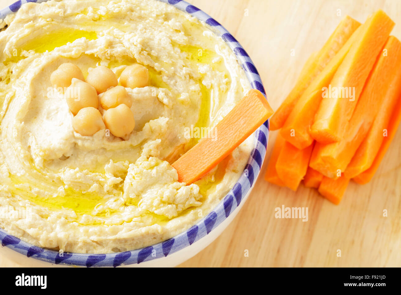 Hummus e bastoncini di carote Foto Stock