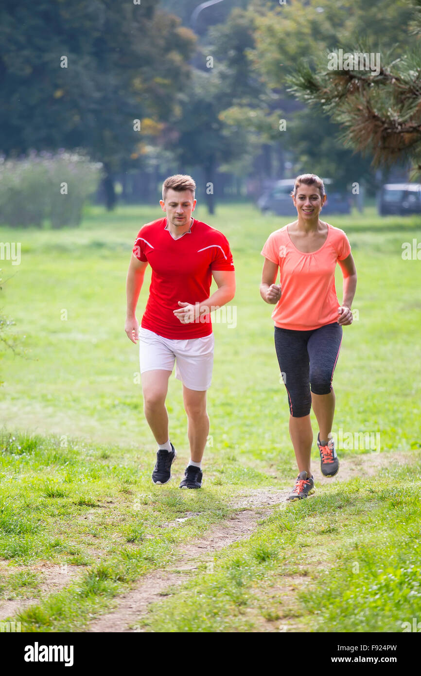 I giovani in esecuzione nel parco Foto Stock