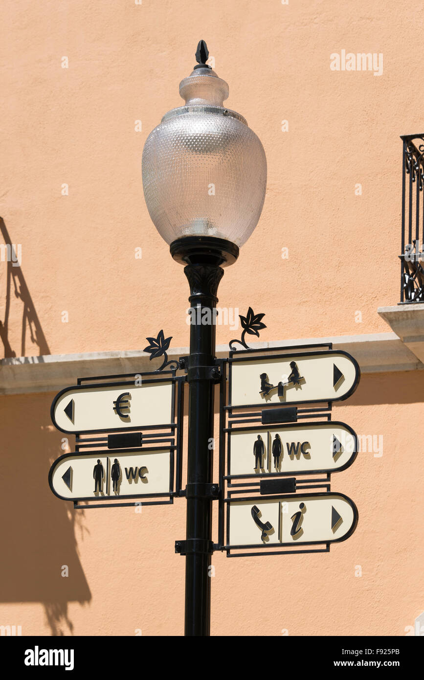 Lampione con facilità i segni, La Roca Outlet Village, La Roca del Vallès, Barcellona, provincia di Barcelona, Catalogna, Spagna Foto Stock