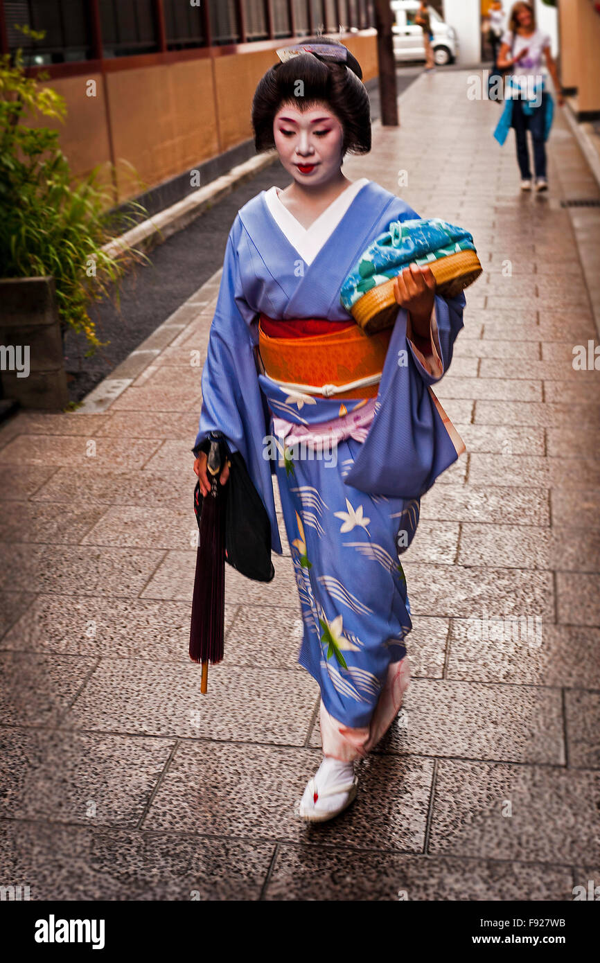 Geisha passeggiando nel quartiere di Gion a Kyoto in Giappone Foto Stock