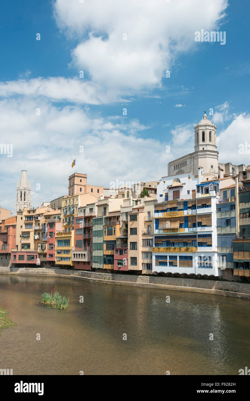 Fiume Onyar e la vecchia città di Girona (Gerona), provincia di Girona, in Catalogna, Spagna Foto Stock