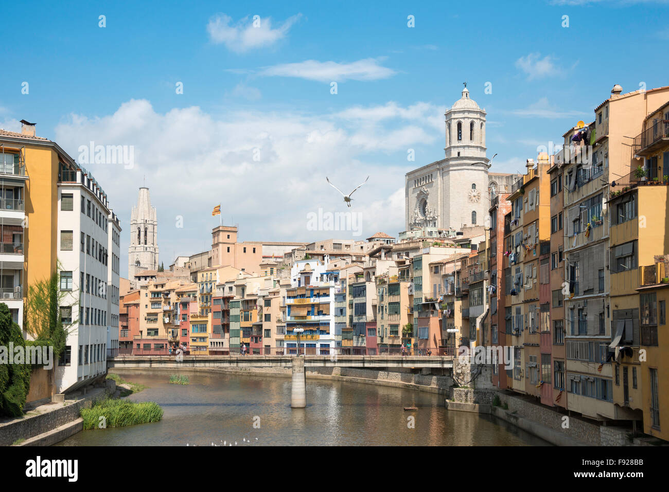 Fiume Onyar e la vecchia città di Girona (Gerona), provincia di Girona, in Catalogna, Spagna Foto Stock