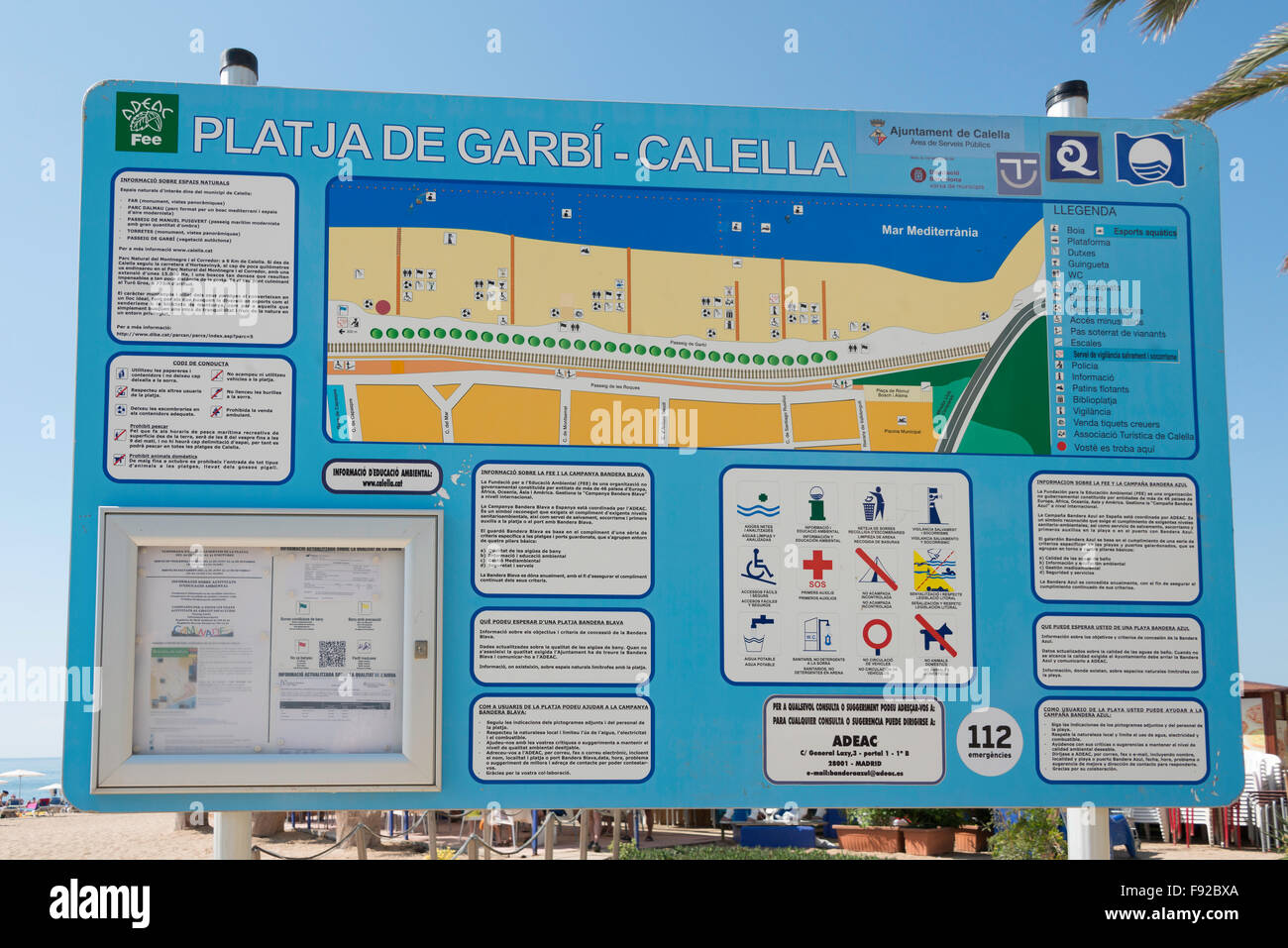 Informazioni sulla spiaggia segno, Platja de Garbi, Calella Costa del Maresme, provincia di Barcelona, Catalogna, Spagna Foto Stock