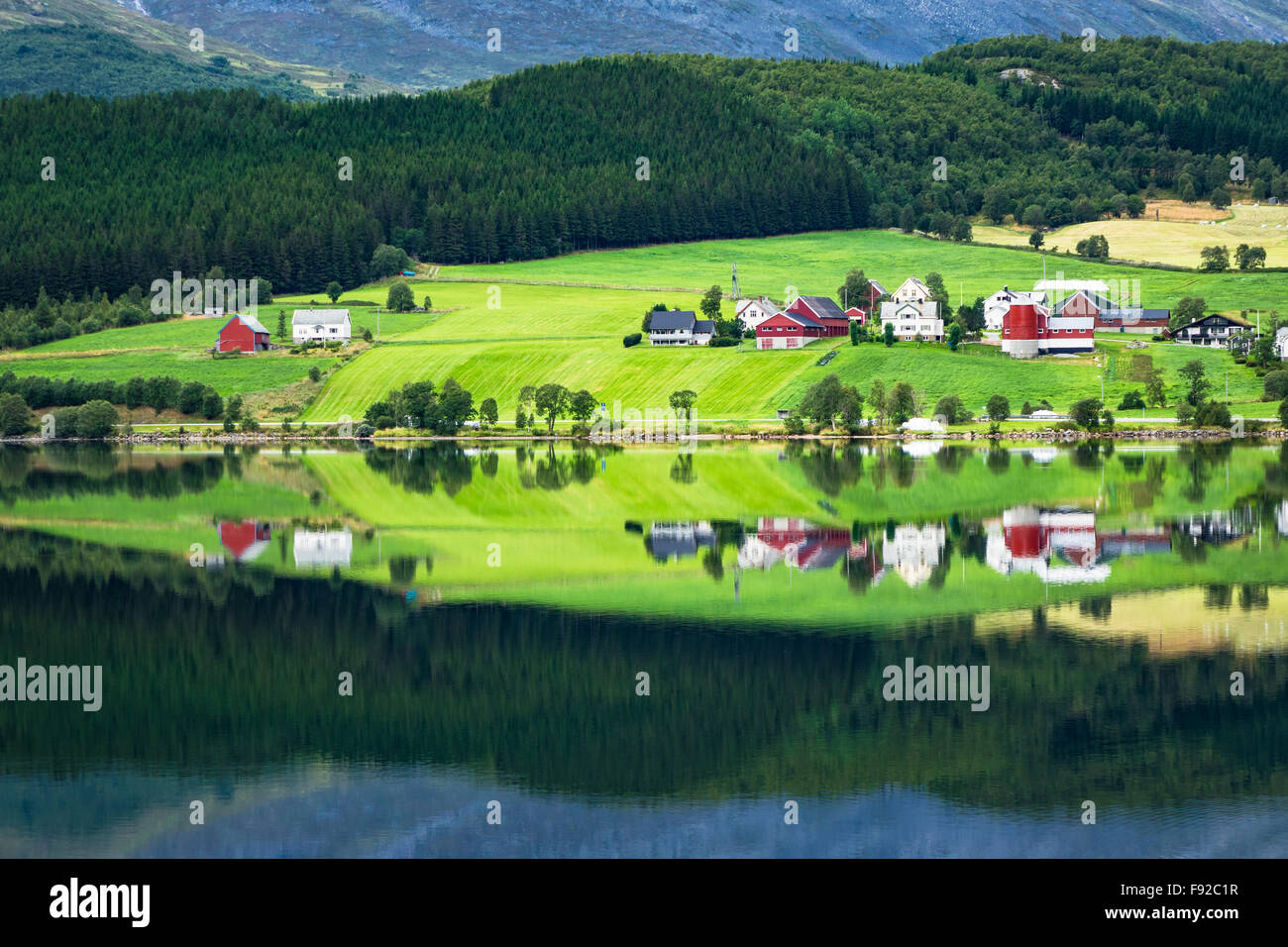 Lago di montagna in Norvegia Foto Stock Lago di montagna in Norvegia Foto Stock