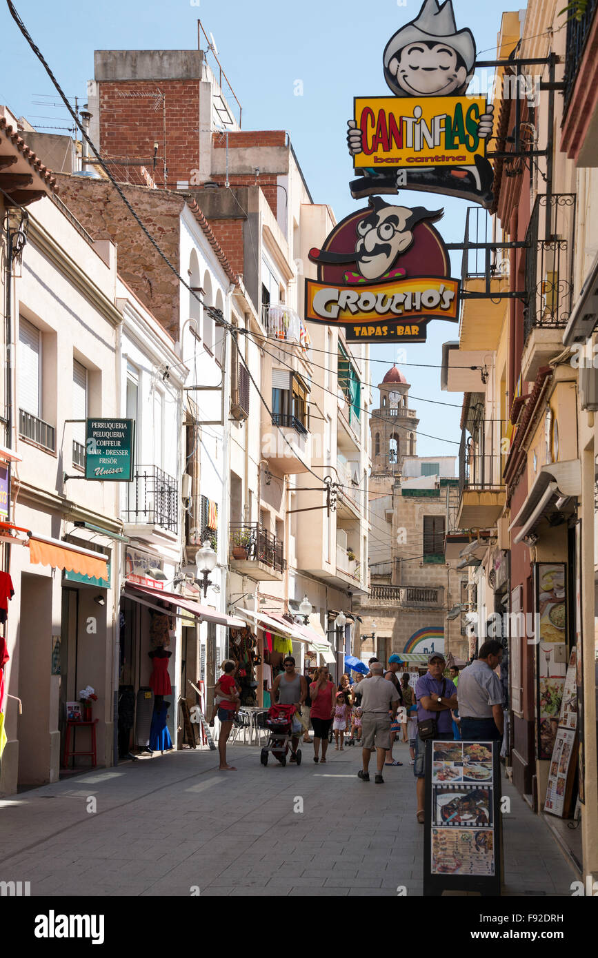 Carrer de la Riera, Calella Costa del Maresme, provincia di Barcelona, Catalogna, Spagna Foto Stock