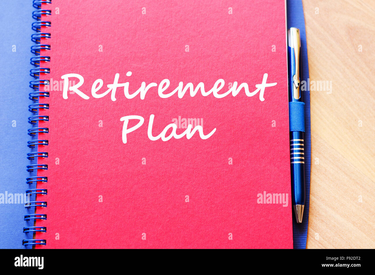 Piano di pensionamento il concetto di testo scrivere su notebook con penna Foto Stock