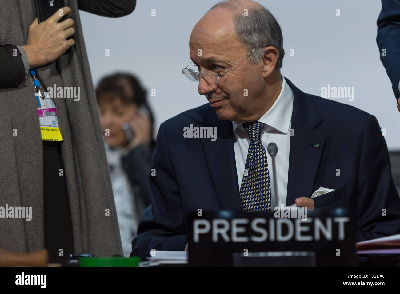 Parigi, Francia. 12 Dic, 2015. Ministro degli Affari esteri e presidente designato della COP21 Laurent Fabius riceve note dal Sud Africa, durante l'accordo finale e sono andato a parlare con i consulenti prima di effettuare l'indirizzo finale durante la chiusura del COP21 Conferenza sul clima a Parigi. © Jonathan Raa/Pacific Press/Alamy Live News Foto Stock