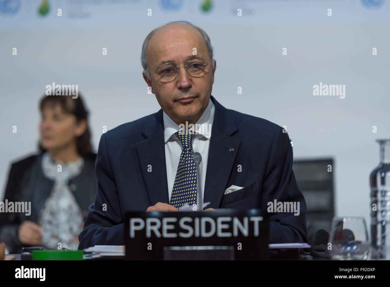 Parigi, Francia. 12 Dic, 2015. Ministro degli Affari esteri e presidente designato della COP21 Laurent Fabius riceve note dal Sud Africa, durante l'accordo finale e sono andato a parlare con i consulenti prima di effettuare l'indirizzo finale durante la chiusura del COP21 Conferenza sul clima a Parigi. © Jonathan Raa/Pacific Press/Alamy Live News Foto Stock