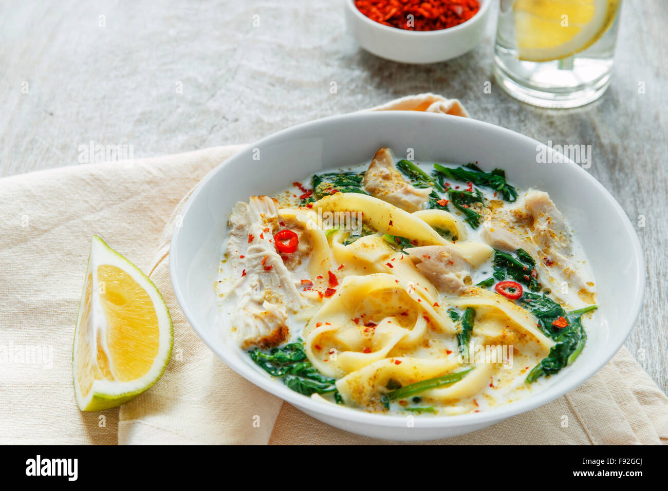 Il Cocco Curry zuppa di pollo con tagliatelle in una piastra Foto Stock