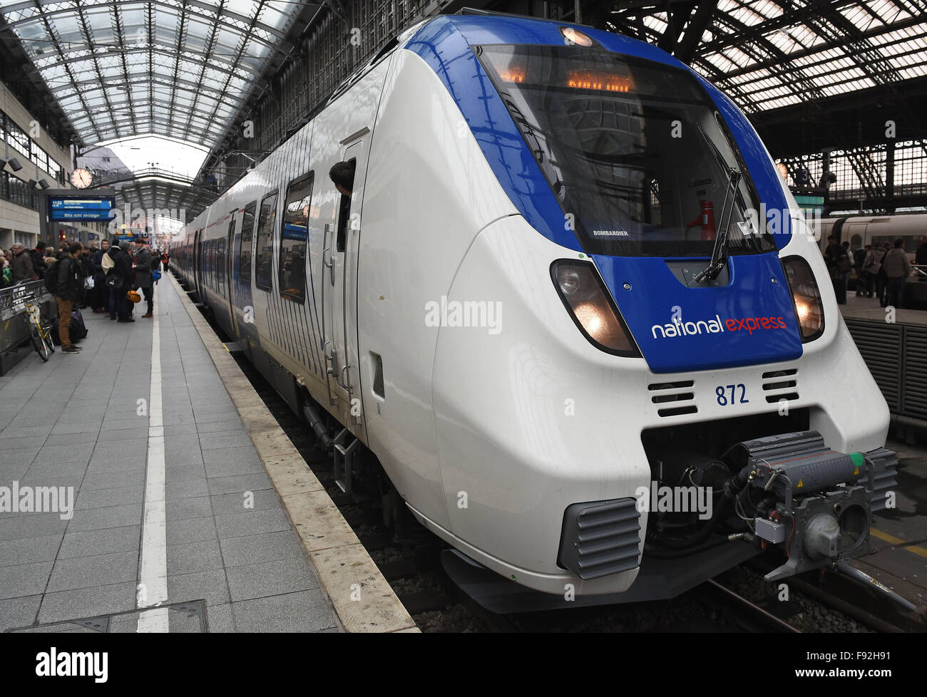 Colonia, Germania. Xiii Dec, 2015. Un treno dal vettore ferroviario National Express ferma presso la stazione ferroviaria centrale di Colonia, Germania, 13 dicembre 2015. Con il cambio di orario, il British Railway portante è incorporato in tedesco a livello regionale il servizio ferroviario per la prima volta. Foto: HENNING KAISER/dpa/Alamy Live News Foto Stock