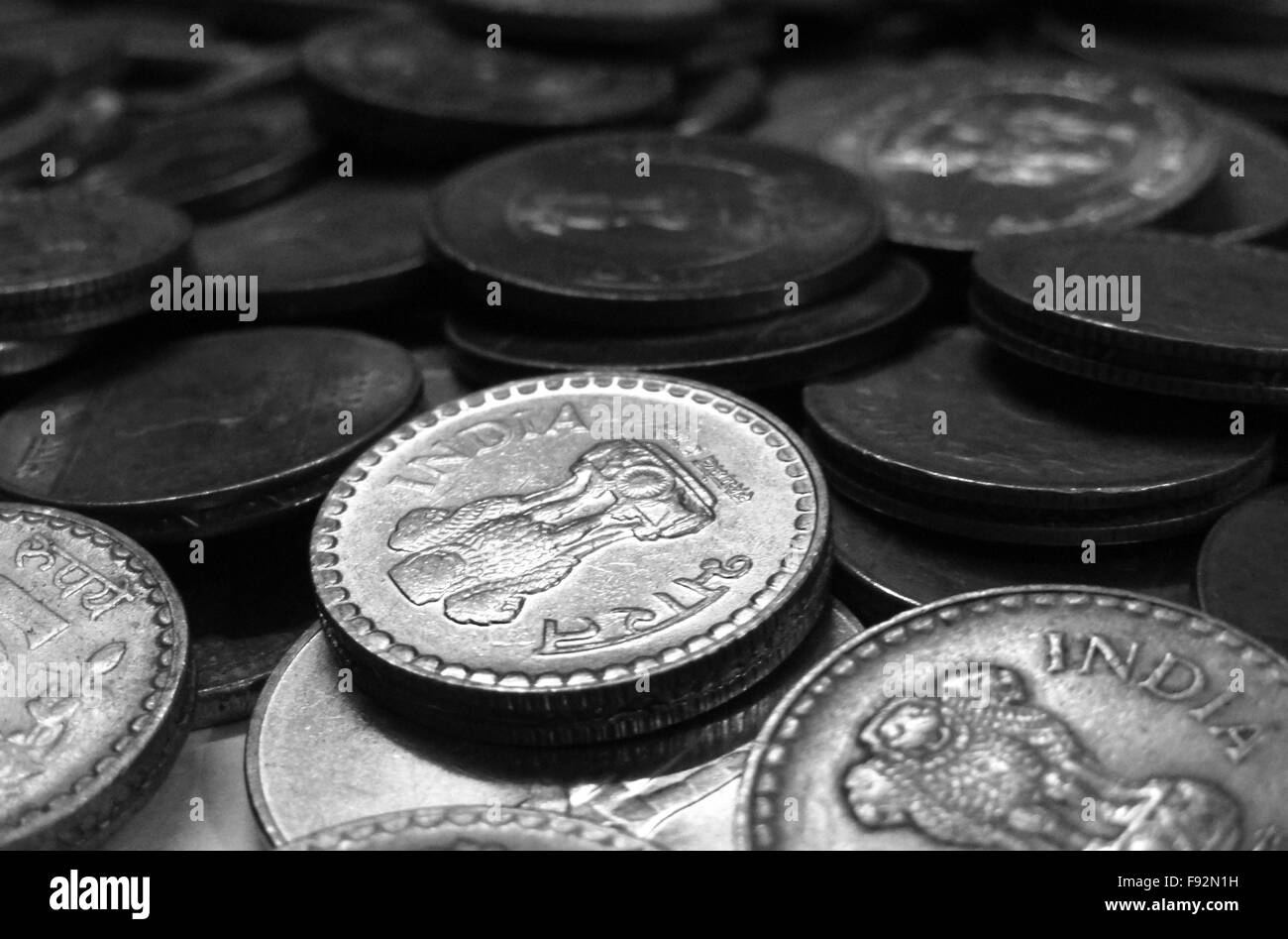 La valuta indiana delle monete in euro Foto Stock