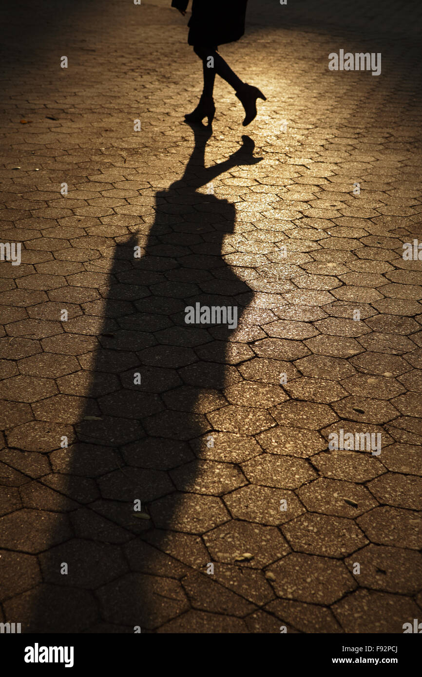 Sfondo astratto delle persone le gambe a piedi di notte a Lampione Foto Stock
