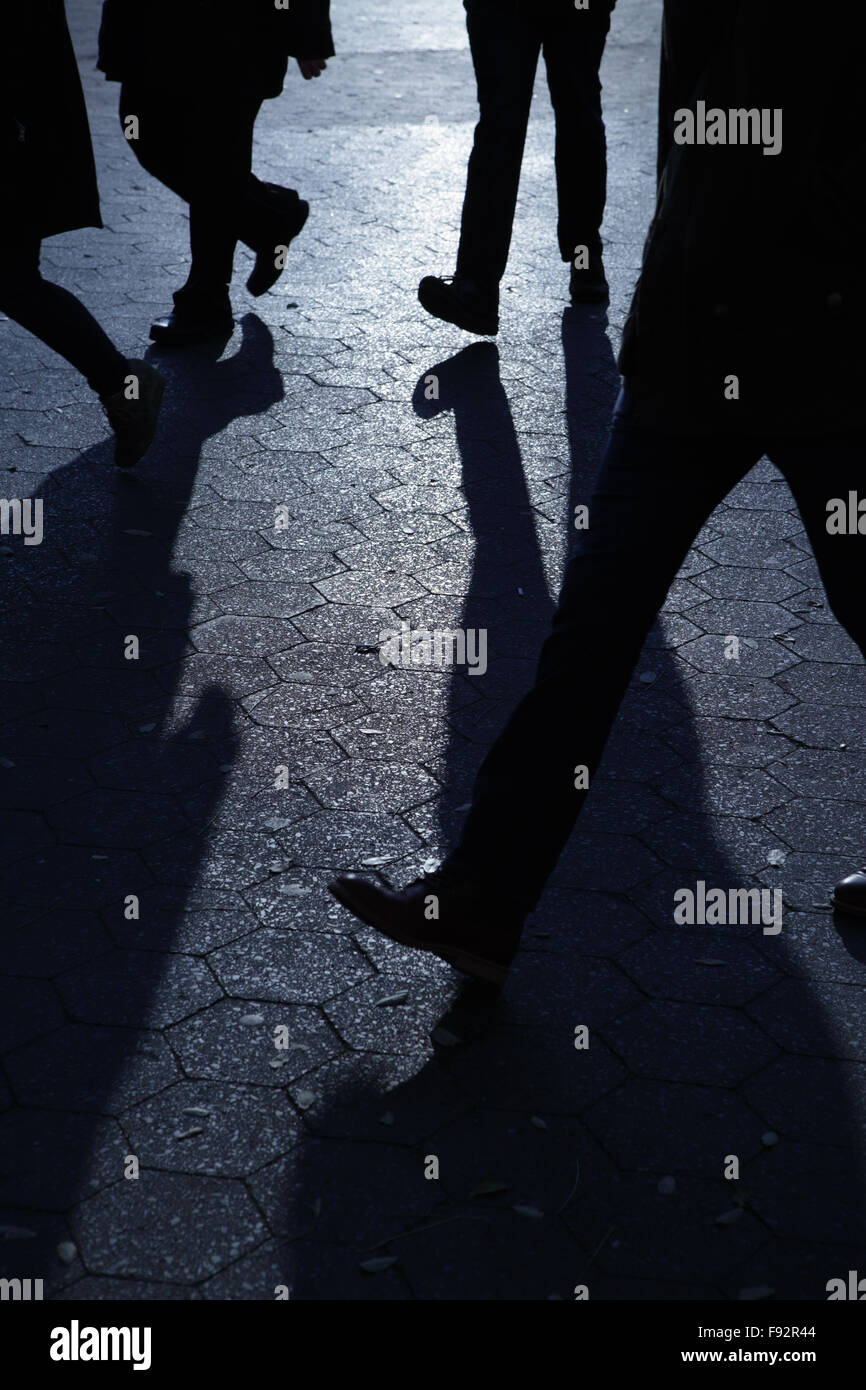 Sagome di irriconoscibile la gente camminare in blu notte ombre Foto Stock