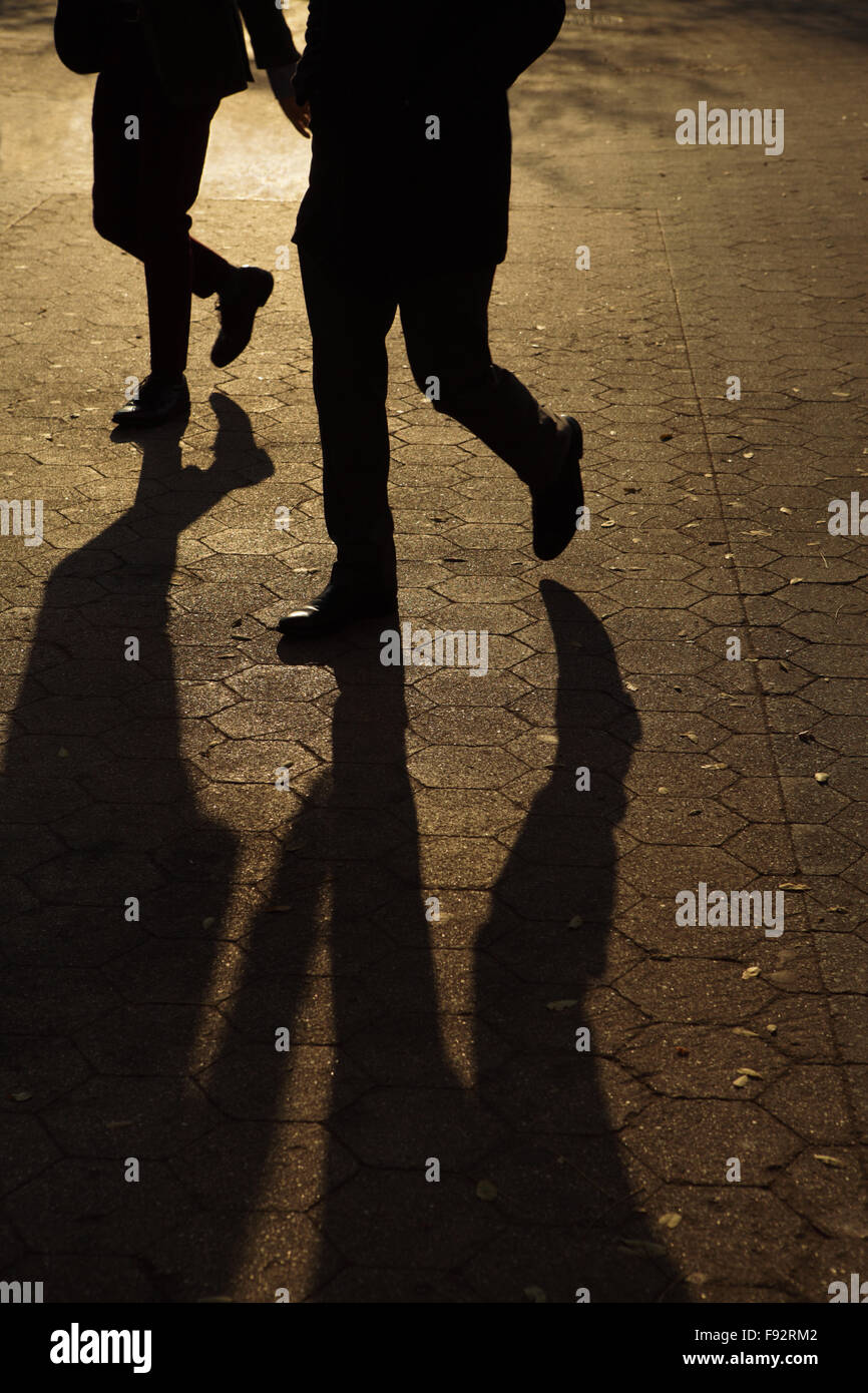 Sfondo astratto delle persone le gambe a piedi di notte a Lampione Foto Stock