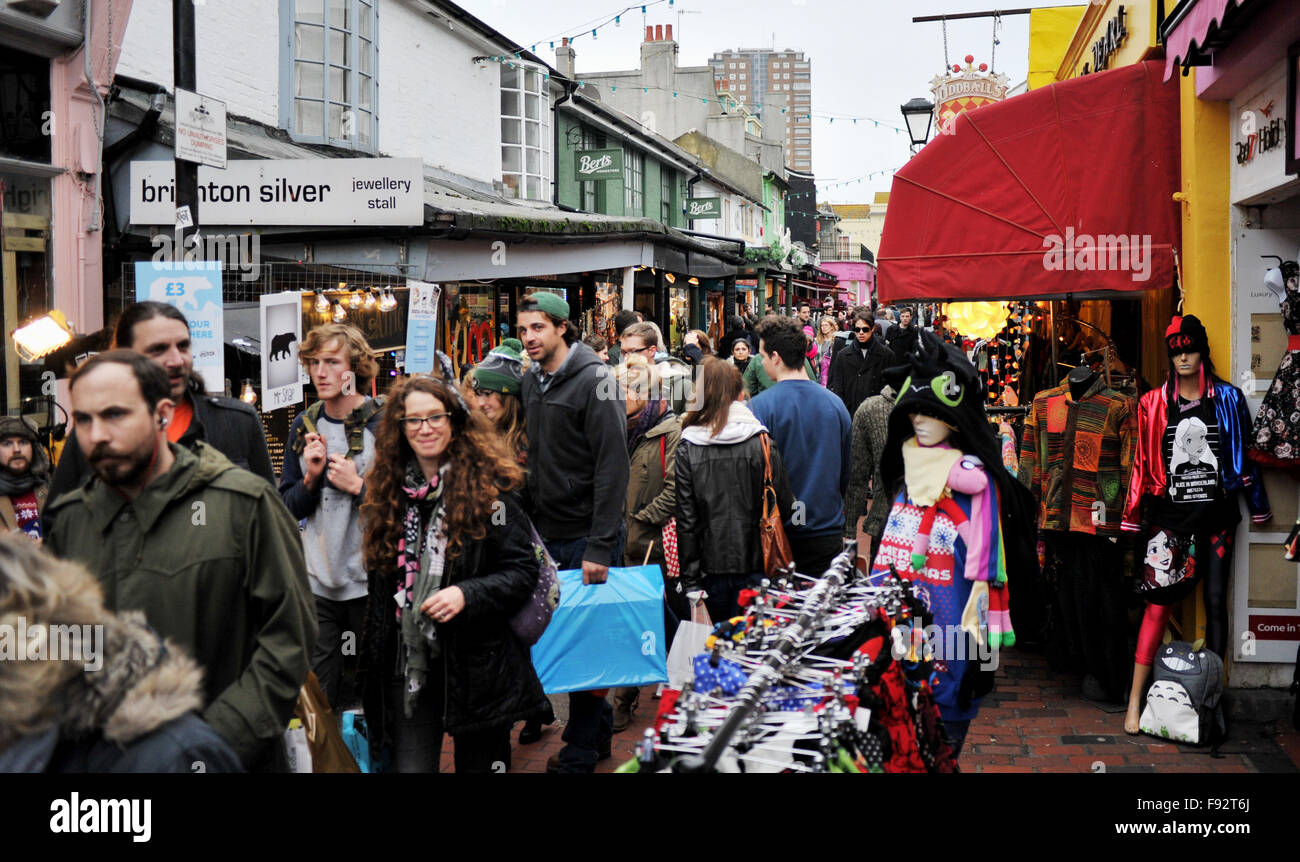 Brighton, Regno Unito. L'area commerciale bohémien North Laine di Brighton è ricca di negozi di Natale in uno dei fine settimana più trafficati dell'anno in Gran Bretagna Foto Stock