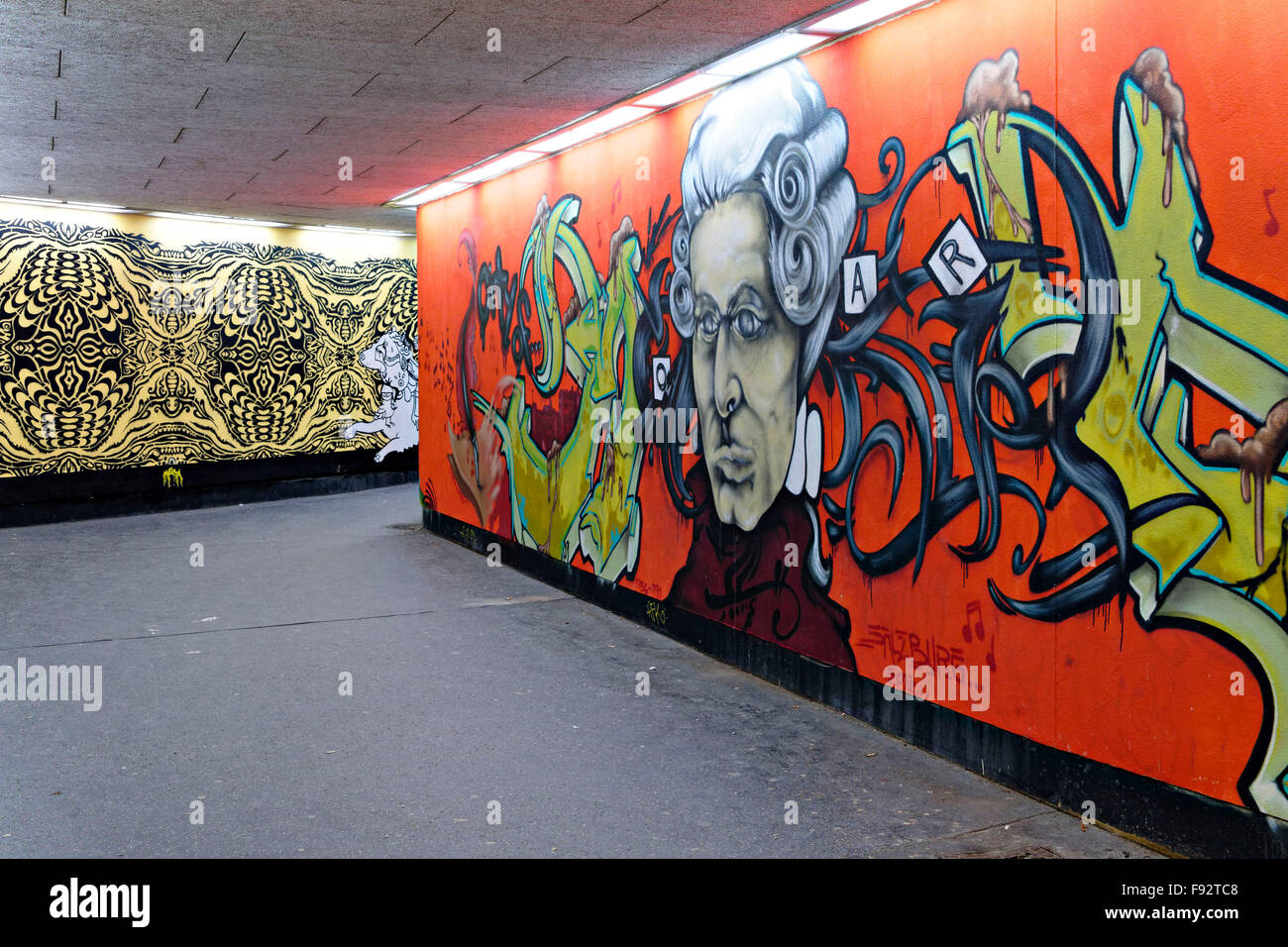 Graffiti con il ritratto del compositore Mozart nel passaggio sotterraneo, Salisburgo, Austria, Europa Foto Stock