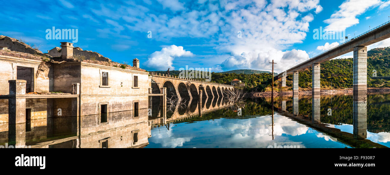La diga sul lago Omodeo in un pomeriggio soleggiato, Sardegna Foto Stock