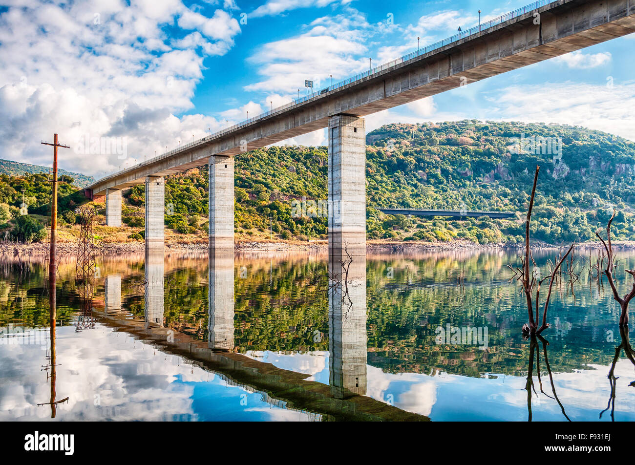 La diga sul lago Omodeo in un pomeriggio soleggiato, Sardegna Foto Stock