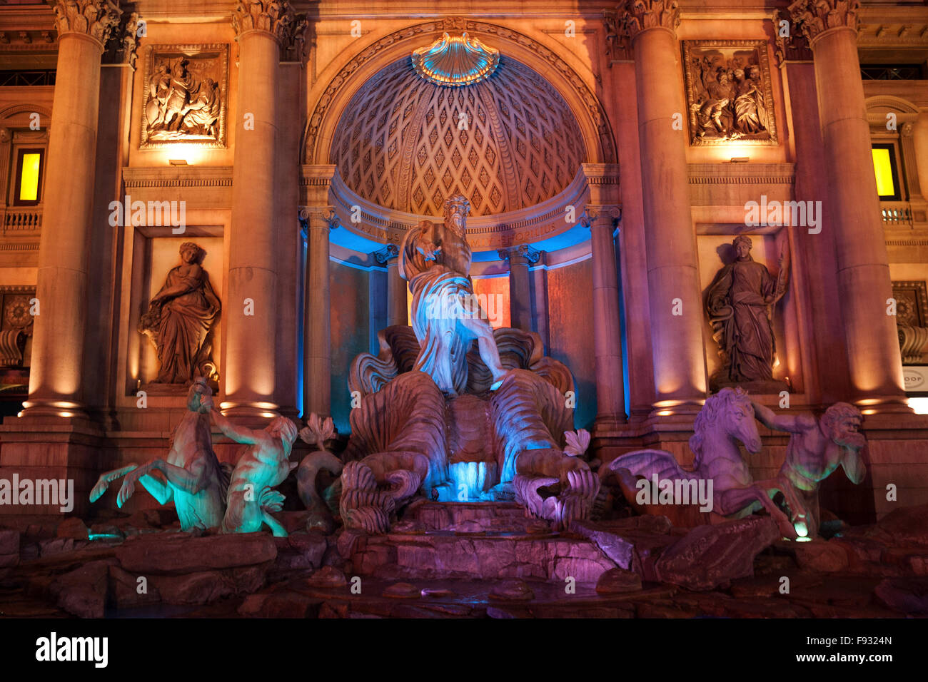 Fontana di Trevi replica, il Caesars Palace Hotel, scena notturna, Las Vegas, Nevada, STATI UNITI D'AMERICA Foto Stock