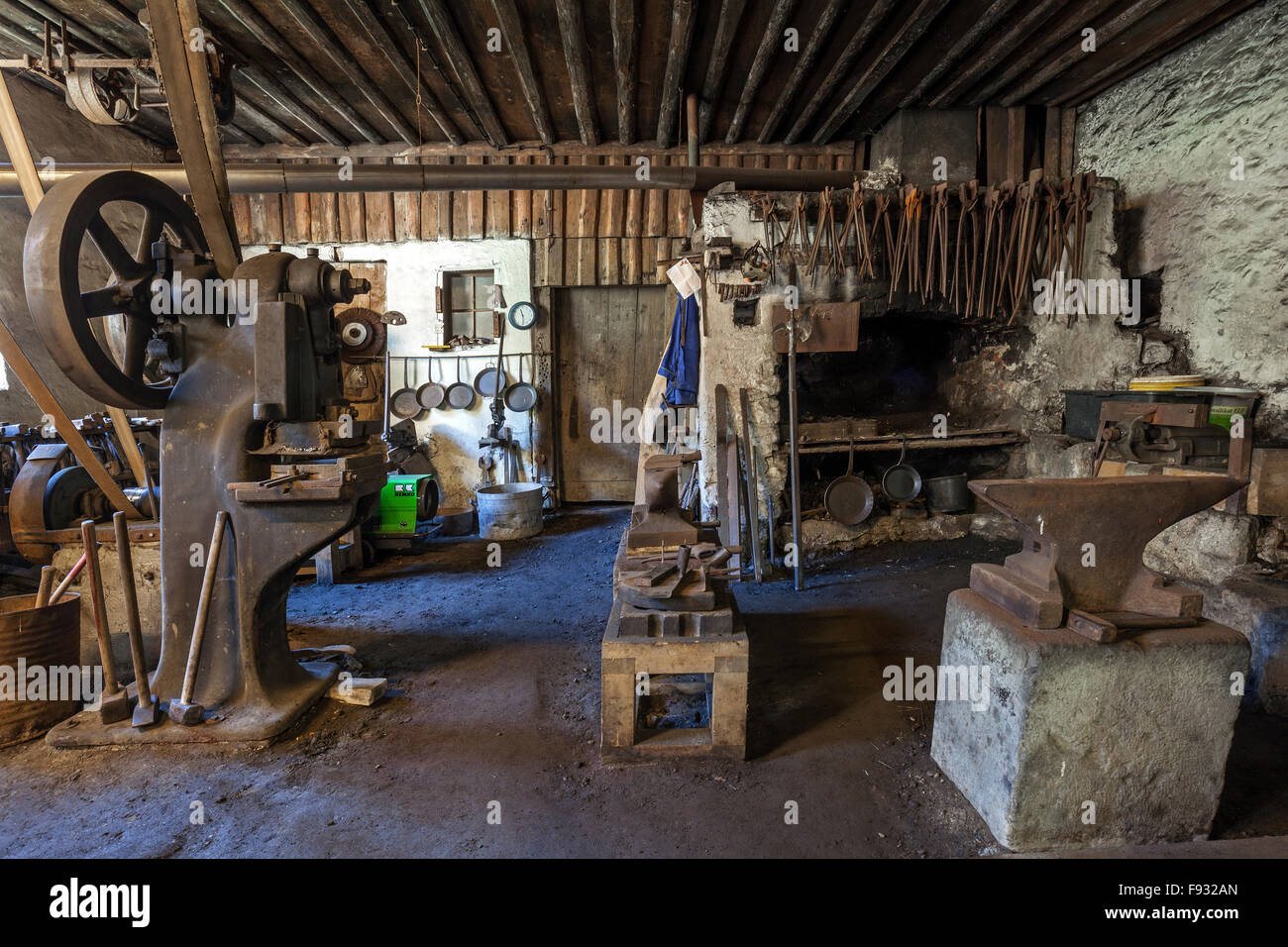 Interno, workshop, il vecchio mulino a martelli all'Ostrach, Obere Hammerschmiede, Bad Oberdorf in Bad Hindelang, Algovia, Bavaria Foto Stock
