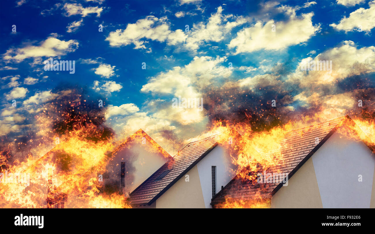 Case residenziali in una linea retta ha preso fuoco. Foto Stock