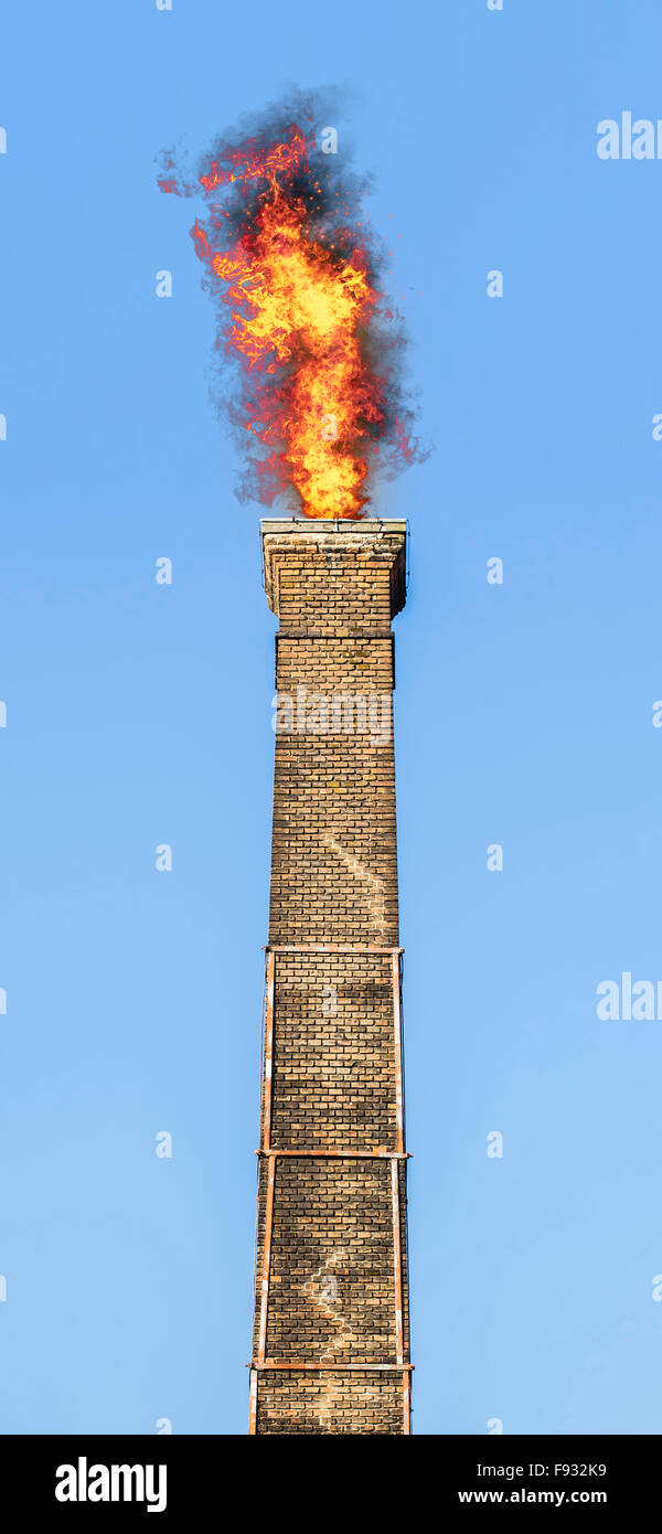 Molto vecchia ciminiera in mattoni sputare, grande fuoco. Foto Stock