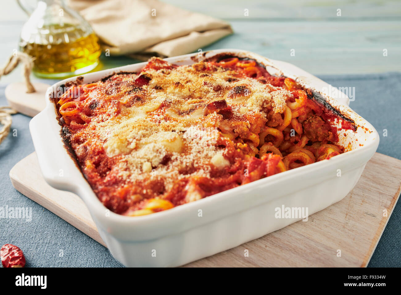 Anelletti al forno pasta con carne macinata, la salsa di pomodoro e mozzarella. Prodotti tipici siciliani un piatto di pasta con salsa di pomodoro, carne macinata e formaggio, cotte al forno Foto Stock