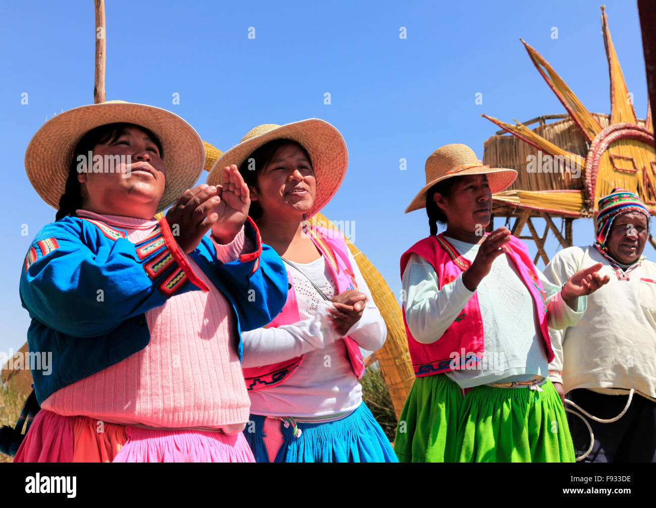 Le donne delle Isole Uros, Lago Titicaca Foto Stock