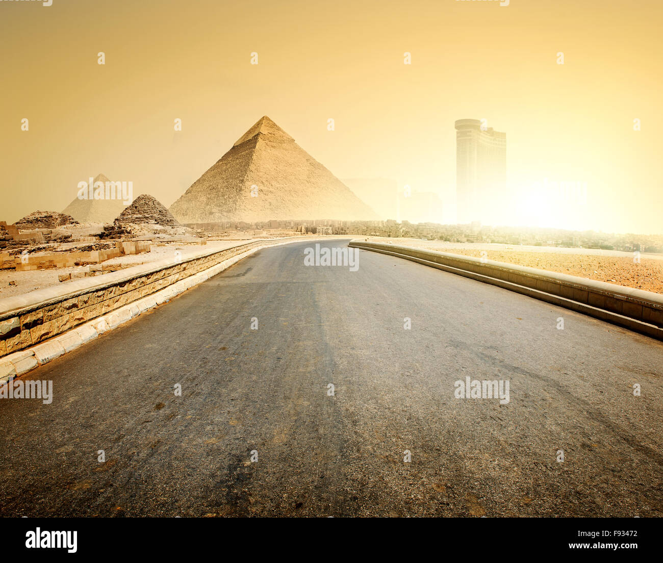 Strada asfaltata a piramidi e moderni edifici di Giza Foto Stock