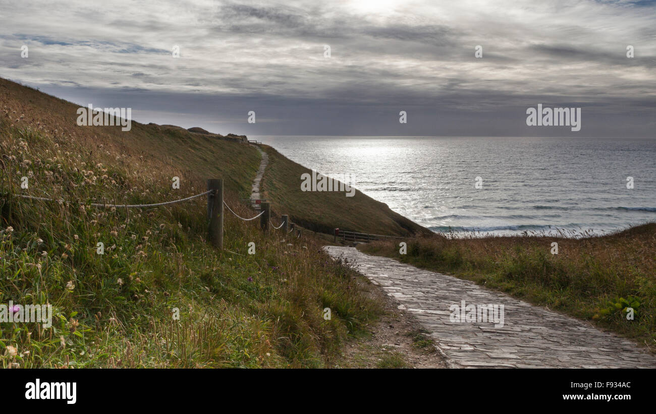 South West Coast Path che guarda al mare di Bedruthan, noto anche come Carnewas, tra Padstow e Newquay, Cornwall, England, Regno Unito Foto Stock
