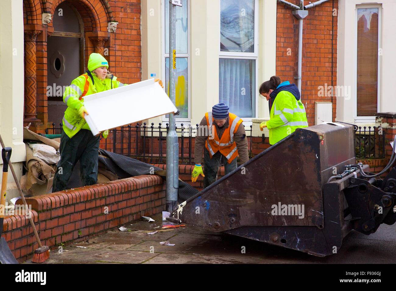 Carlisle, Cumbria, Regno Unito. Il 13 dicembre 2015. Diluvio delle proprietà danneggiate essendo caricati nella benna di scavo per lo smaltimento al di fuori allagato fuori casa. Le inondazioni causate dalla tempesta Desmond. Credito: Andrew Findlay/Alamy Live News Foto Stock