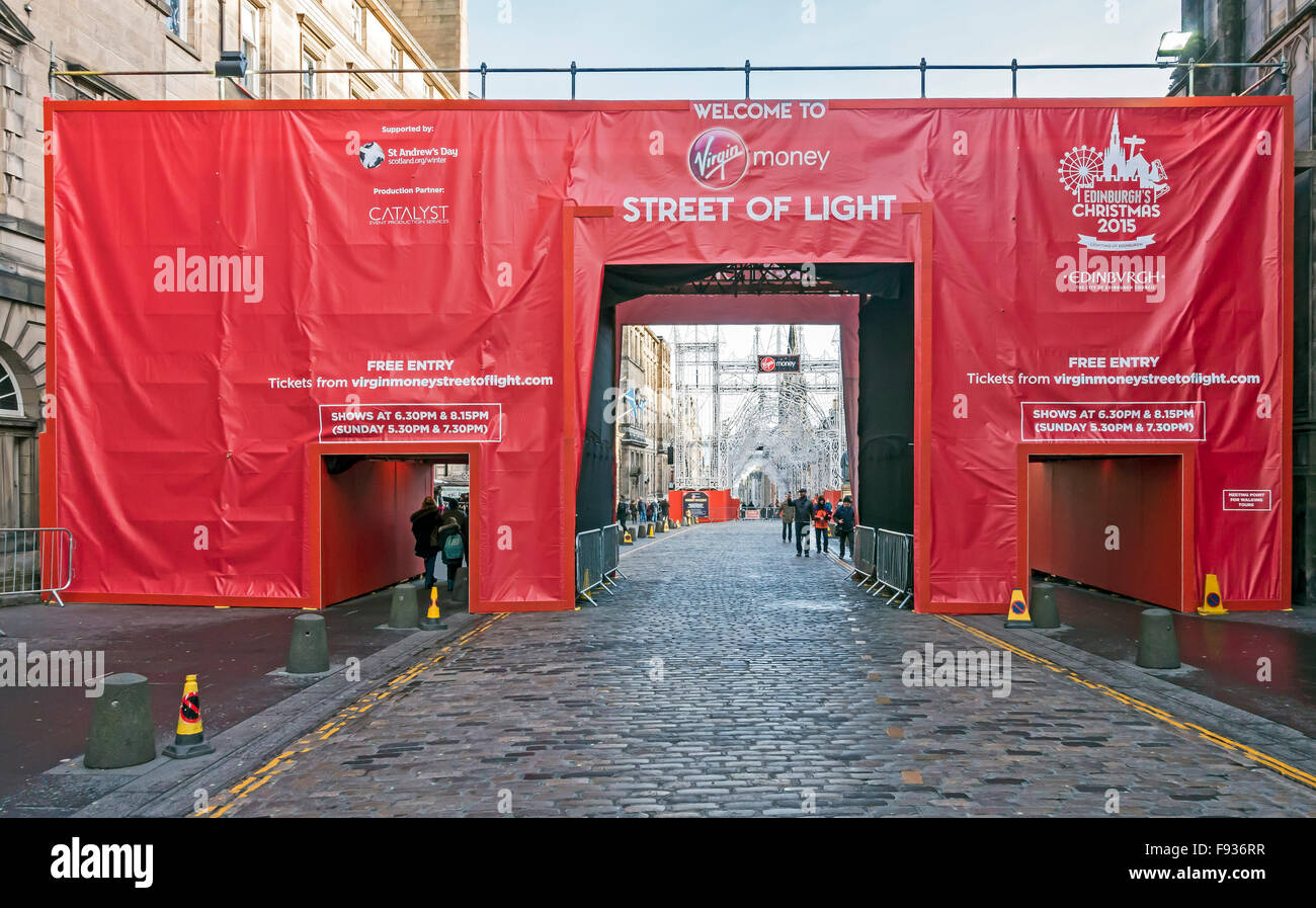 Ingresso ovest alla Vergine denaro Street di luce nella High Street Royal Mile di Edimburgo in Scozia Xmas 2015 Foto Stock