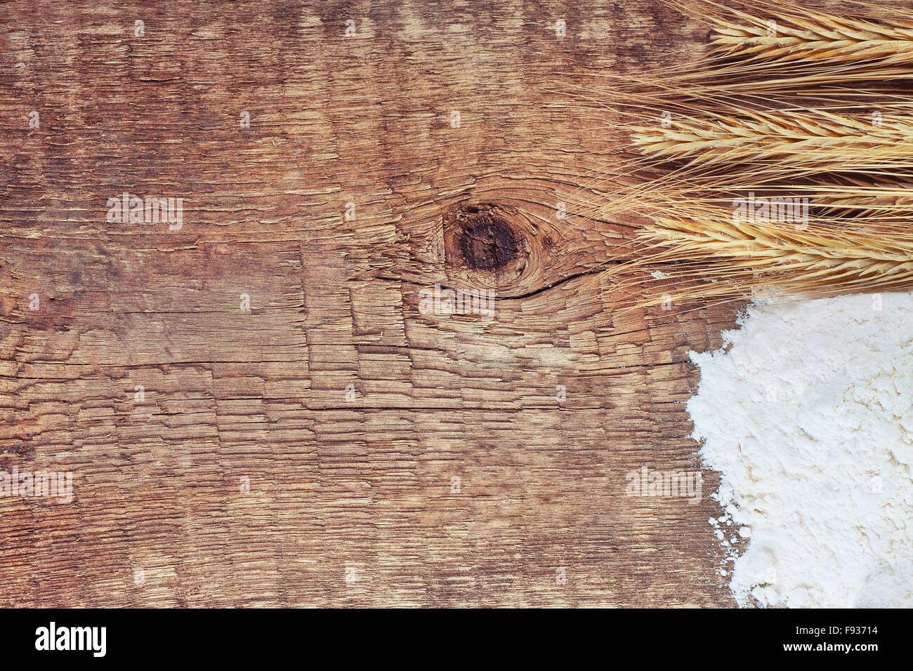 Grappolo di grano e di farina di legno vintage della scheda con il luogo per il testo Foto Stock