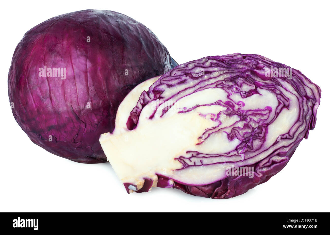 Intero e metà del cavolo blu isolato su sfondo bianco Foto Stock