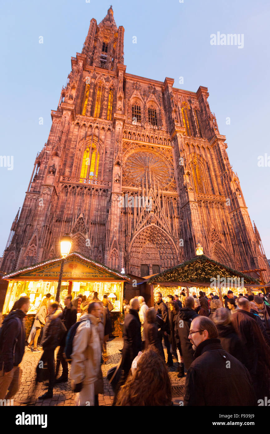 People shopping a Strasburgo il mercatino di Natale di Strasburgo Vecchia, Alsace Francia Europa Foto Stock