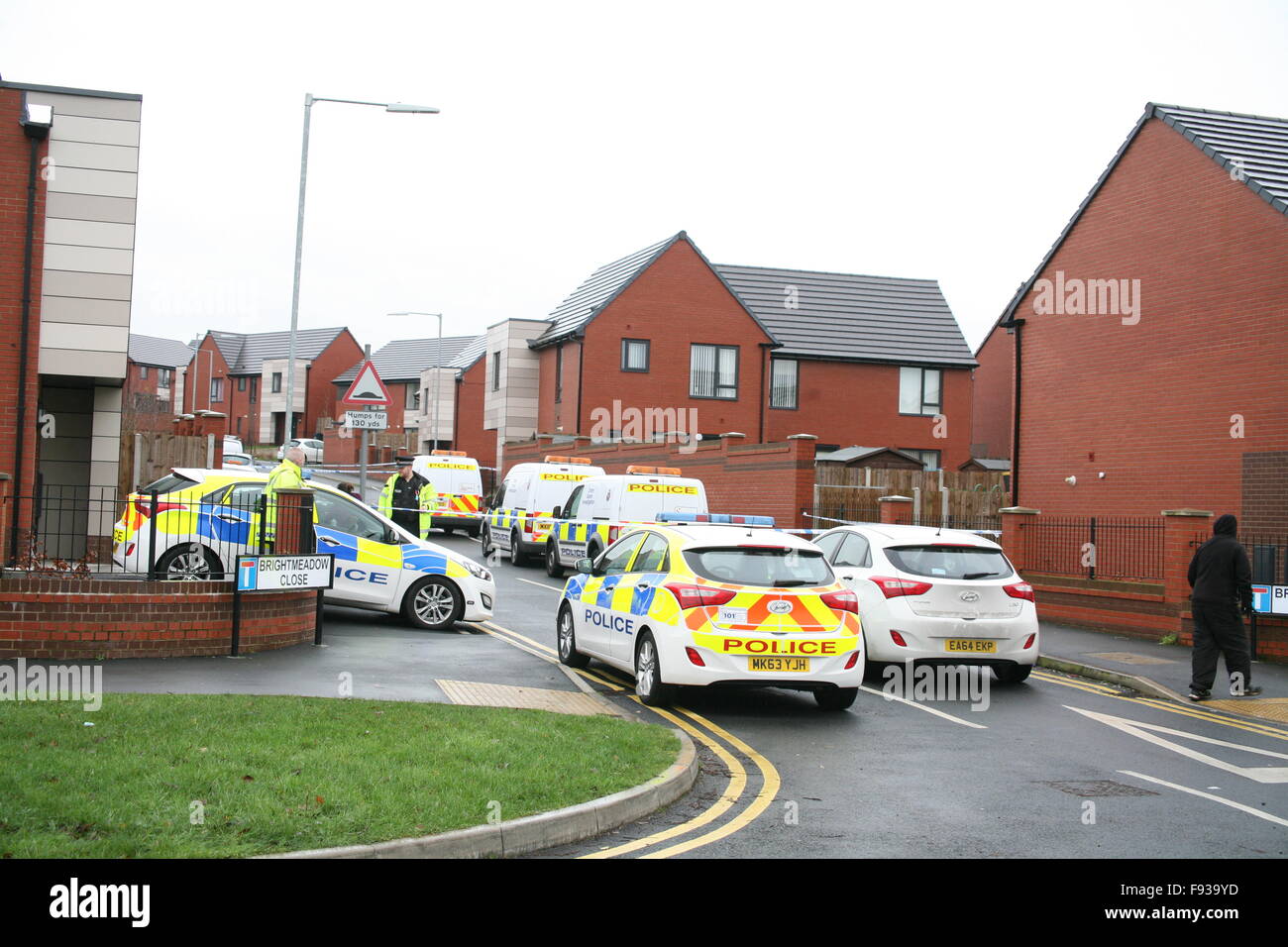 Bolton, Regno Unito. Xiii Dec, 2015. Bolton e Polizia di Greater Manchester MIT omicidio inchiesta dopo che un uomo è stato pugnalato a Brightmeadow vicino, Beightmet, Bolton Credito: Peter Simpson/Alamy Live News Foto Stock