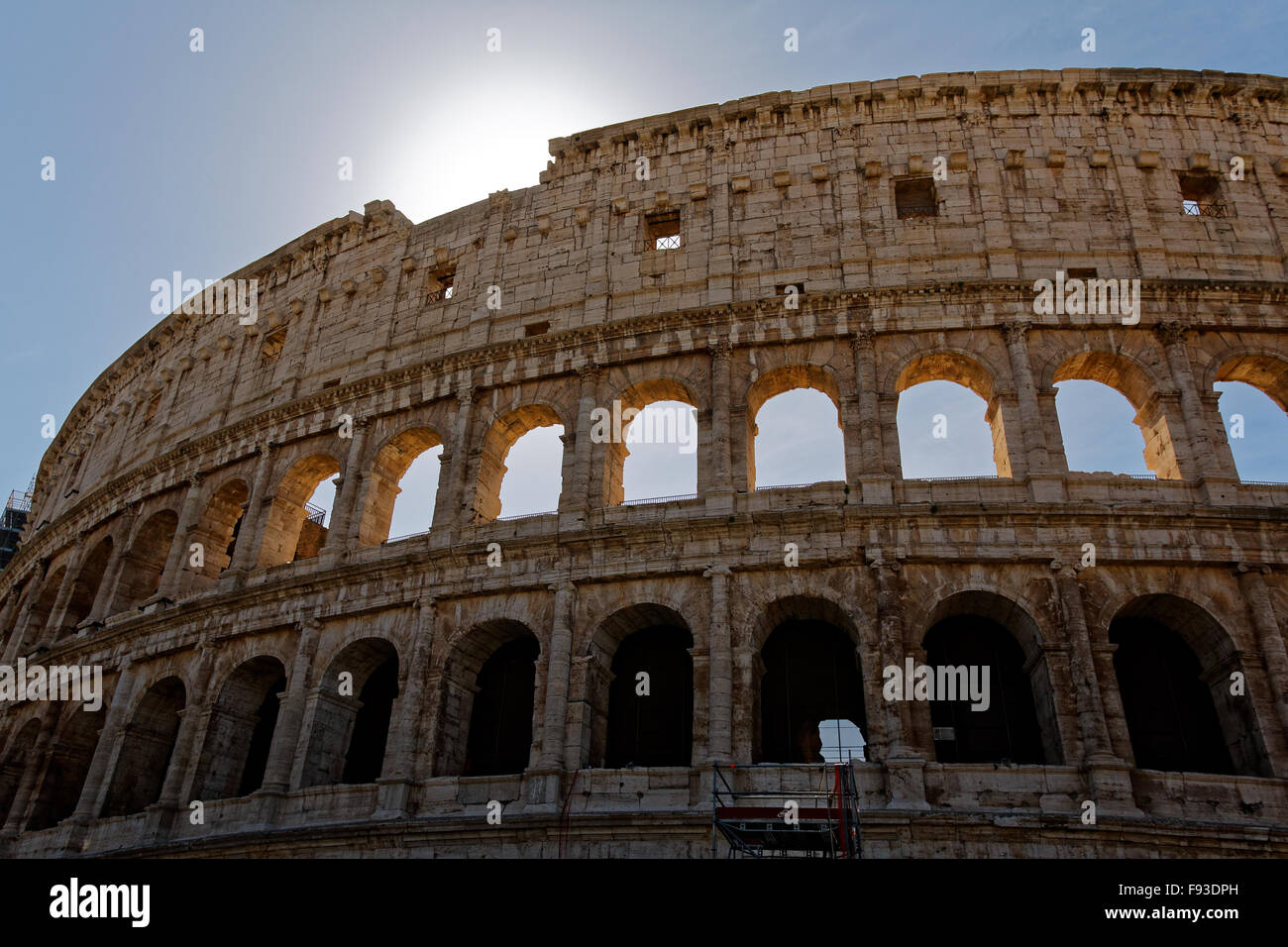 Il Colosseo dal di fuori e contro il sole Foto Stock