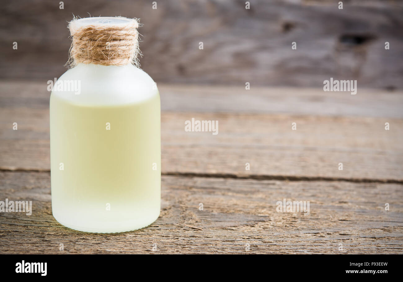 Essenziale olio aromatico di massaggio closeup su sfondo di legno Foto Stock