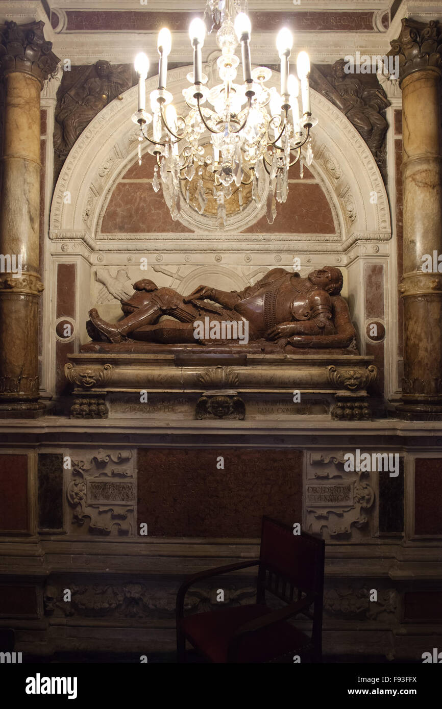 Oggetto contrassegnato per la rimozione definitiva con la scultura nella Chiesa Mariacki - Santa Maria Basilica interno in Cracovia in Polonia Foto Stock