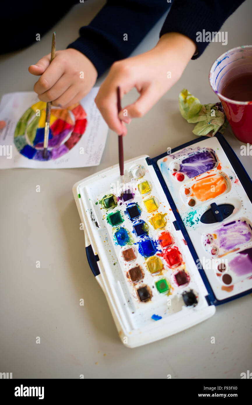 Istruzione secondaria Wales UK: gli alunni la pittura di un'arte lezione di classe Foto Stock