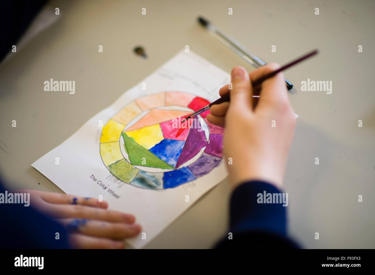 Istruzione secondaria Wales UK: gli alunni la pittura di un'arte lezione di classe Foto Stock