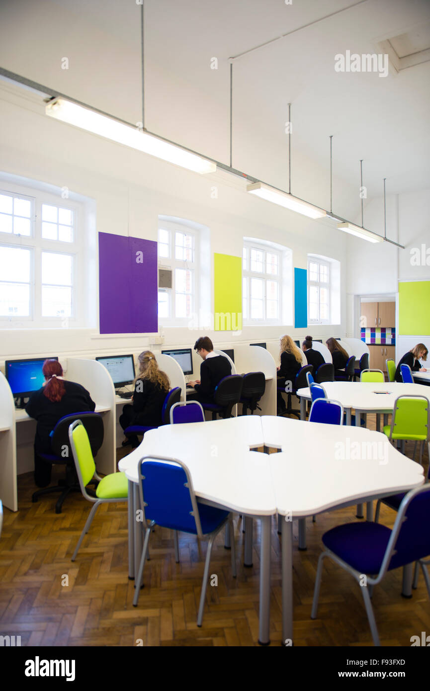 Istruzione secondaria Wales UK: sesta forma gli allievi lavora su computer di stazioni di lavoro nella loro luminosa recentemente ristrutturato camera comune area di studio Foto Stock